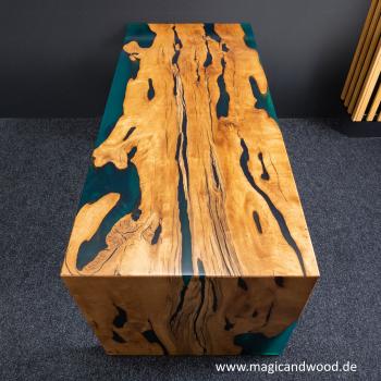 Preview: Ein wunderschöner Massivholztisch mit einem qualitativen Kunstharz auf einem Metallgestell