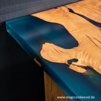 Ein wunderschöner Massivholztisch mit einem qualitativen Kunstharz auf einem Metallgestell