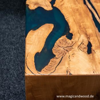 Ein wunderschöner Massivholztisch mit einem qualitativen Kunstharz auf einem Metallgestell