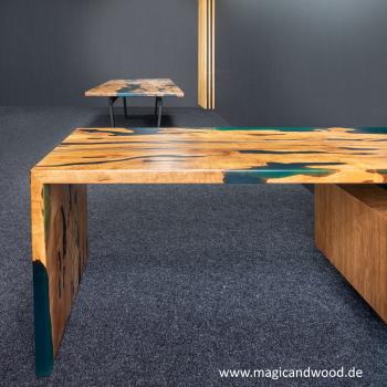 Ein wunderschöner Massivholztisch mit einem qualitativen Kunstharz auf einem Metallgestell