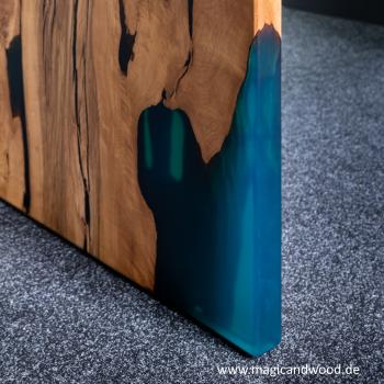 Ein wunderschöner Massivholztisch mit einem qualitativen Kunstharz auf einem Metallgestell