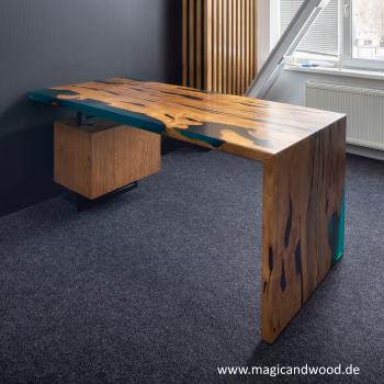 Ein wunderschöner Massivholztisch mit einem qualitativen Kunstharz auf einem Metallgestell