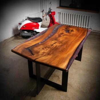 Preview: Ein wunderschöner Massivholztisch mit einem qualitativen Kunstharz auf einem Metallgestell