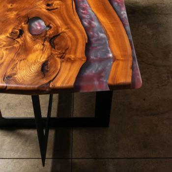 Preview: Ein wunderschöner Massivholztisch mit einem qualitativen Kunstharz auf einem Metallgestell