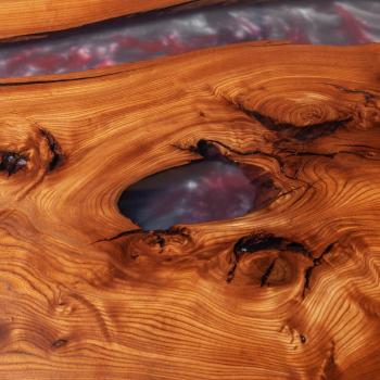 Preview: Ein wunderschöner Massivholztisch mit einem qualitativen Kunstharz auf einem Metallgestell