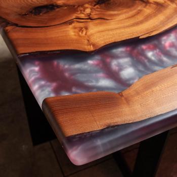 Ein wunderschöner Massivholztisch mit einem qualitativen Kunstharz auf einem Metallgestell