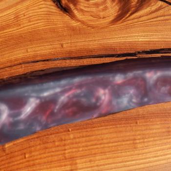 Ein wunderschöner Massivholztisch mit einem qualitativen Kunstharz auf einem Metallgestell