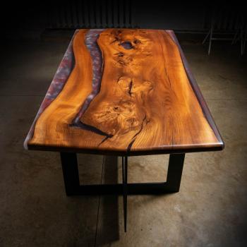 Ein wunderschöner Massivholztisch mit einem qualitativen Kunstharz auf einem Metallgestell