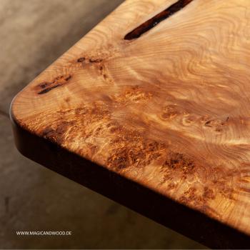 Ein wunderschöner Massivholztisch mit einem qualitativen Kunstharz auf einem Metallgestell