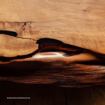 Eine Inspiration aus echtem Massivholz und hoch qualitativen Kunstharz, verbunden in einem Meisterwerk menschlicher und naturgeborener Schöpfung.