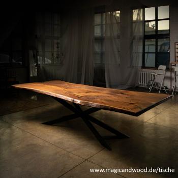 Ein wunderschöner Massivholztisch mit schwungvollen lebenden Kanten auf einem leichten und graziösen 