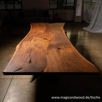 Ein wunderschöner Massivholztisch mit schwungvollen lebenden Kanten auf einem leichten und graziösen "Igel" Metallgestell.