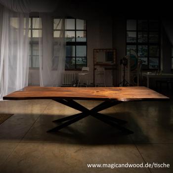 Preview: Ein wunderschöner Massivholztisch mit schwungvollen lebenden Kanten auf einem leichten und graziösen 