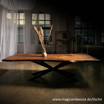 Preview: Ein wunderschöner Massivholztisch mit schwungvollen lebenden Kanten auf einem leichten und graziösen 