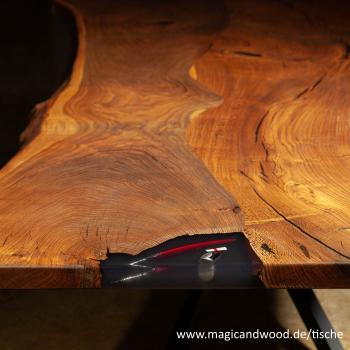 Preview: Ein wunderschöner Massivholztisch mit schwungvollen lebenden Kanten auf einem leichten und graziösen 