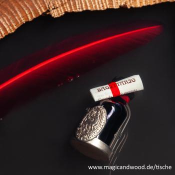 Ein wunderschöner Massivholztisch mit schwungvollen lebenden Kanten auf einem leichten und graziösen "Igel" Metallgestell.