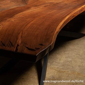 Ein wunderschöner Massivholztisch mit schwungvollen lebenden Kanten auf einem leichten und graziösen "Igel" Metallgestell.