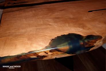 Ein wunderschöner und praktischer Massivholztisch auf einem Pyramide Metallgestell.