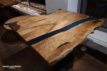 Ein wunderschöner und praktischer Massivholztisch auf einem Pyramide Metallgestell.