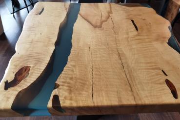 Ein wunderschöner und praktischer Massivholztisch auf einem Pyramide Metallgestell.