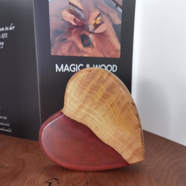 Ein Herz aus Massivholz mit Kunstharz