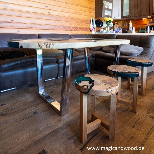 Ein wunderschöner Massivholztisch mit einem qualitativen Kunstharz auf einem Metallgestell