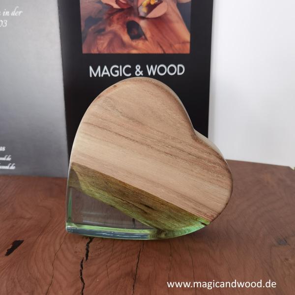 Ein Herz aus Massivholz mit Kunstharz