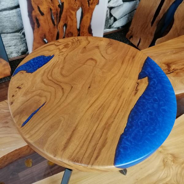 Ein runder Kaffeetisch aus Massivholz mit Kunstharz