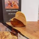 Ein Herz aus Massivholz mit Kunstharz