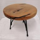 Couchtisch aus Massivholz und Kunstharz auf einem Metallgestell.