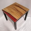 Couchtisch aus Massivholz und Kunstharz auf einem Metallgestell.